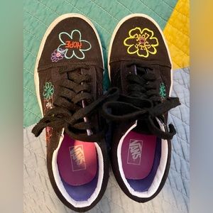 Girls low top black Vans. Size 3.